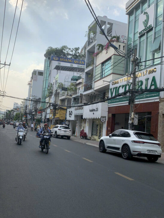 Cho thuê nhà mặt tiền đường Huỳnh Văn Bánh, Phú Nhuận tiện ở và kinh doanh với 7PN, 8WC và 1 MBKD