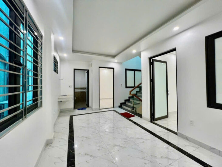 Bán nhà ngõ 369 Văn Cao, 69m 4 tầng, độc lập, sân cổng riêng, Giá 2.89 tỉ, cực nông