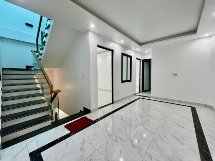 Bán nhà ngõ 369 Văn Cao, 69m 4 tầng, độc lập, sân cổng riêng, Giá 2.89 tỉ, cực nông