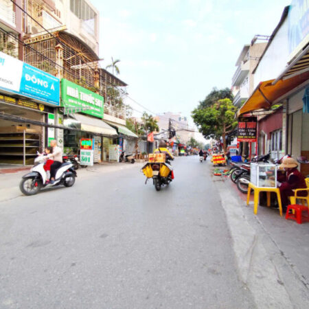 Nhà mặt đường Thiên Lôi, 93m 4 tầng, vỉa hè 3m, Giá 9.3 tỉ, gần Chợ và AEON