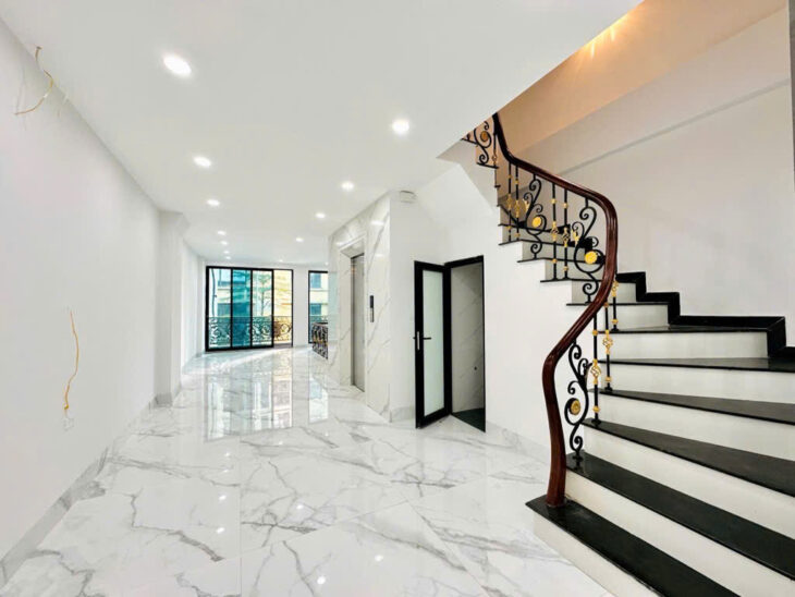 Bán Nhà Lĩnh Nam 120M 6 Tầng Xây Mới full Nội THất Ngõ Thông Ô Tô Vào Nhà