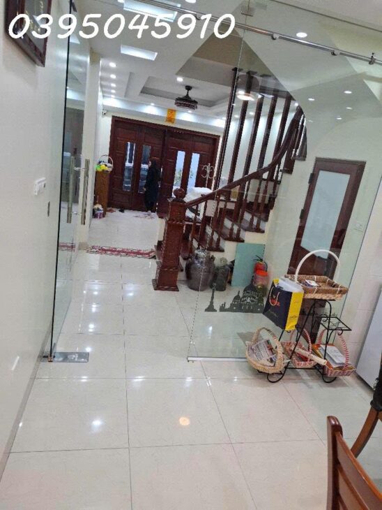 MẶT ĐƯỜNG Ô TÔ TRÁNH, 7 CHỖ VÀO NHÀ, THIẾT KẾ ĐẸP, NỘI THẤT SỊN SÒ.Sổ vuông đẹp sẵn giao dịch.