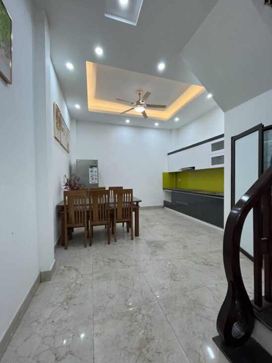 Bán nhà Đinh Công Thượng giá 8.95 tỷ, diện tích 43m2, 4 tầng, mặt tiền 5m