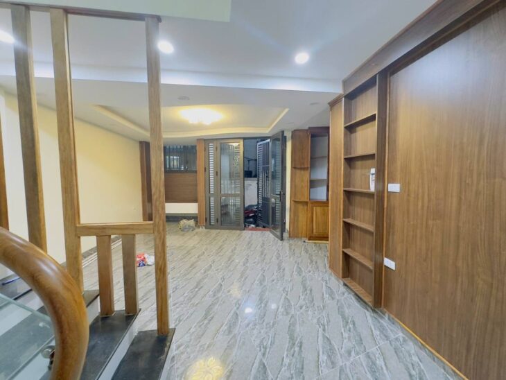 Bán nhà Lĩnh Nam giá 6.75 tỷ, diện tích 31m2, 5 tầng, mặt tiền 6.6m