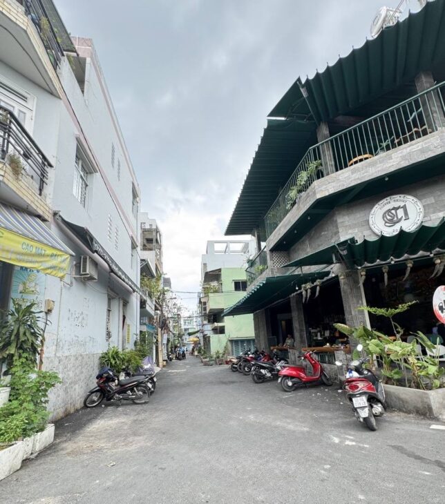 Bán nhà đường Phạm Văn Chí, Q.6, Chỉ hơn 6 tỷ, Xe hơi vào nhà, 46m2, 3 tầng hoành tráng