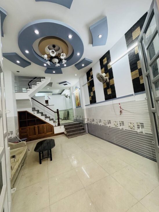 Bán nhà đường Phạm Văn Chí, Q.6, Chỉ hơn 6 tỷ, Xe hơi vào nhà, 46m2, 3 tầng hoành tráng