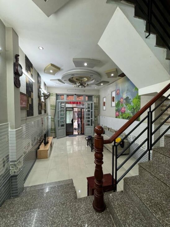 Bán nhà đường Phạm Văn Chí, Q.6, Chỉ hơn 6 tỷ, Xe hơi vào nhà, 46m2, 3 tầng hoành tráng