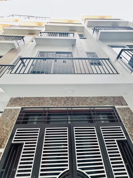 Thạch Bàn,Long Biên DT 39m2 x mt 3.3m nhà mới ở ngay giá chỉ 5.65 tỷ