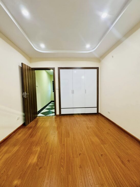 Thạch Bàn,Long Biên DT 39m2 x mt 3.3m nhà mới ở ngay giá chỉ 5.65 tỷ