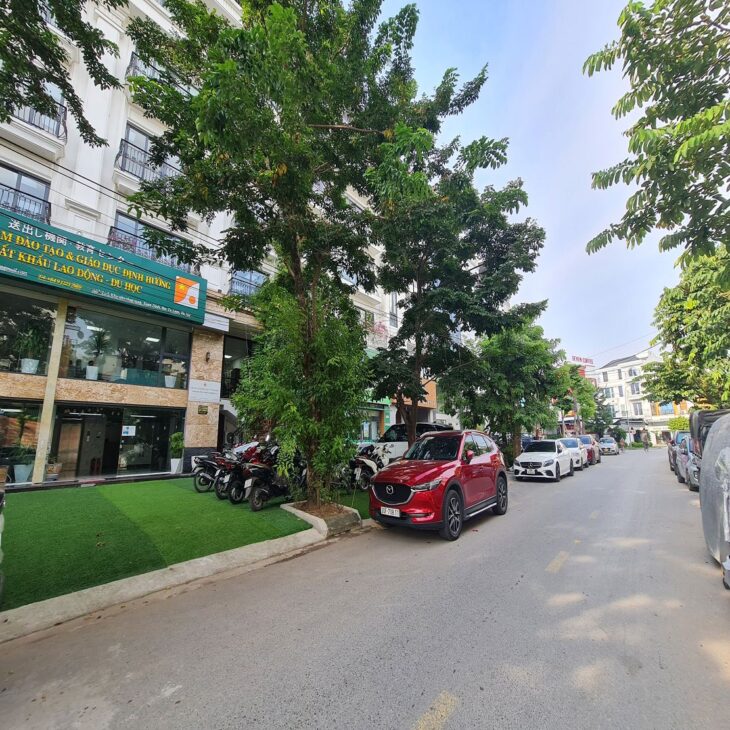 Sẵn nhà ở ngay full nội thất 5 tầng 40 m2 5 tỷ x tại Phúc Lợi, Long Biên. Lh 0989894845