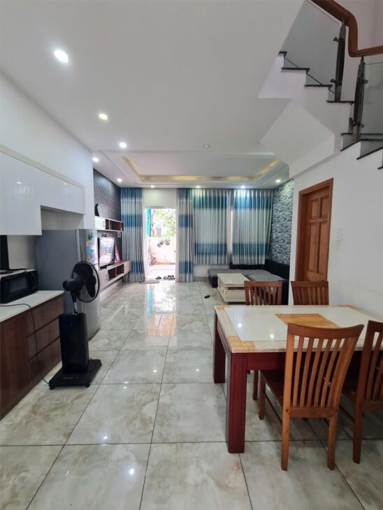 Nhà cho thuê quận 9, KDC cao cấp, DTSD 155m2, full nội thất, 3 tầng, 3 PN, giá 14tr có TL