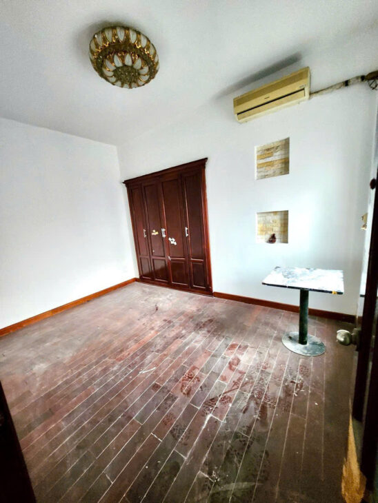 Cho thuê nhà nguyên căn phố Nguyễn Văn Cừ , mặt phố kinh doanh sầm uốt, đi lại thuận tiện. Có vỉa