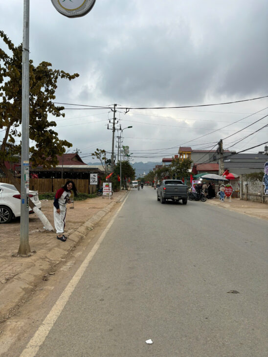 Đất nền cạnh Rừng Thông Bản Áng cần sang nhượng gấp. vị trí đẹp mặt tiền đường lớn.