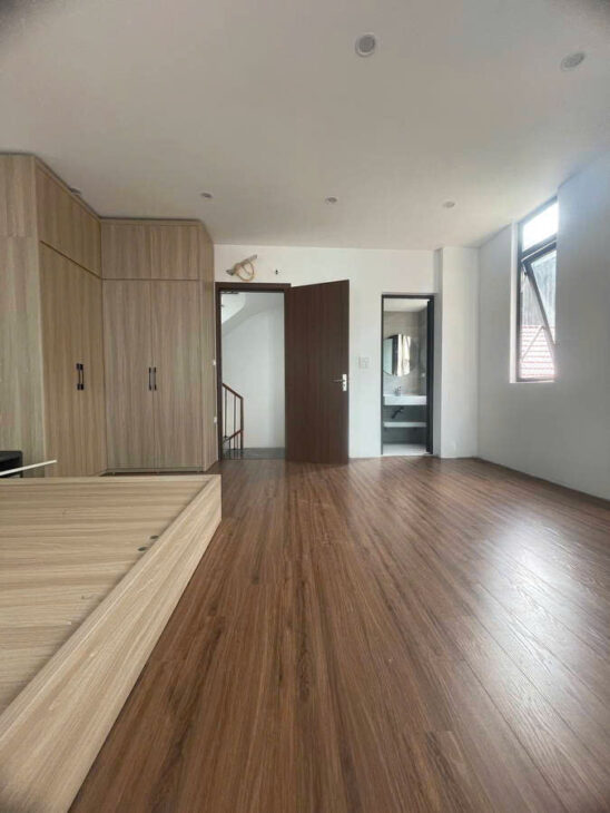 BÁN NHÀ PHỐ VIỆT HƯNG 40M2,5 TẦNG, MẶT TIỀN 5.3M,7.8 TỶ Ô TÔ QUA,LONG BIÊN.