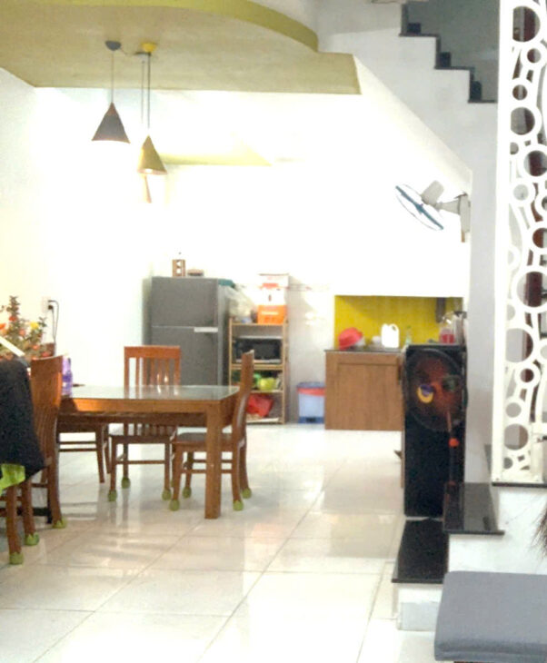 Nhà Đẹp 3 tầng, Xe Hơi Ngủ Trong nhà , DTsd 136m2, ở ngay, Thủ Đức, Giá chỉ 4ty nhỉnh.