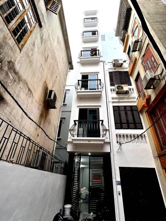 Bán nhà nở hậu, 2 mặt thoáng, ngõ 850 Đường Láng, Đống Đa. DT: 45m2 – 5 tầng. Giá 7,25 tỷ.