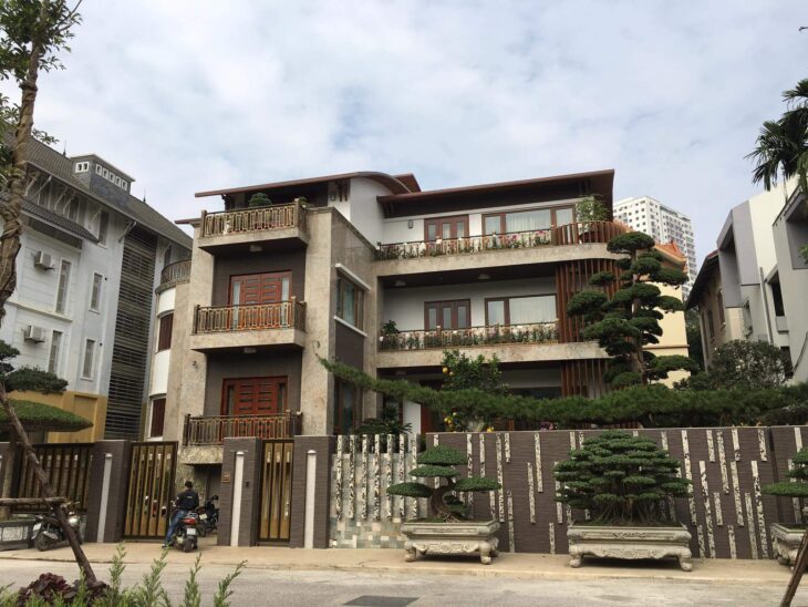 Bán biệt thự vị trí đẹp nhất bán đảo Linh Đàm view hồ, diện tích 254m2, mặt tiền 13m, giá chỉ 70 tỷ