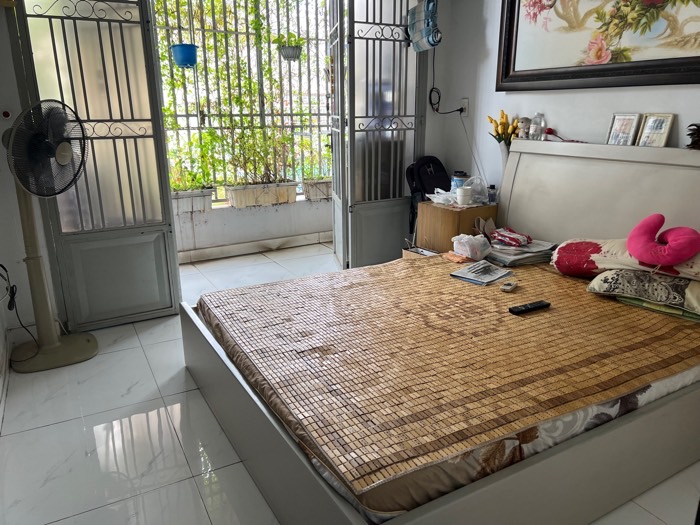 GẦN CHỢ CÂY QUÉO, SÁT CHỖ XE HƠI QUAY ĐẦU – 4 LẦU BTCT 4 PN SÂN THƯỢNG, DÒNG TIỀN 11 TRIỆU/THÁNG,