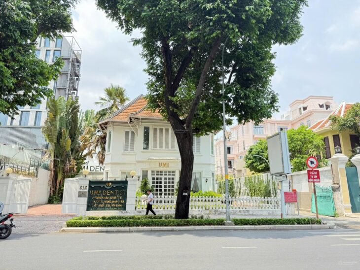 Cho thuê nhà 2 mặt tiền Số: 212 Võ Thị Sáu Quận 3. DT: 20x25m, 1 trệt 1 lầu, 300tr/tháng