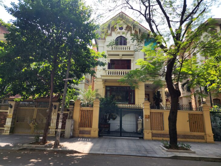 Chỉ 68,5 tỷ sở hữu ngay biệt thự vị trí đẹp nhất bán đảo Linh Đàm, diện tích 255m2, xung quanh là