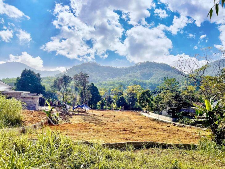 Bán mảnh đất xây nhà vườn nghỉ dưỡng, DT 1500m2 đẹp, thoáng, 2 mặt đường, mặt tiền 27m, có thể chia