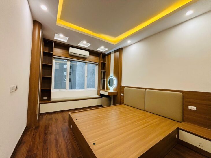 Bán nhà riêng tại Đội Cấn, 10.9 tỷ, 45 m2, 6PN, 5 tầng, mặt tiền đẹp, 10m ra phố