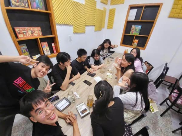 Quận 10 ! Sang Phòng Game ( Tabletop Boardgame ) + Cafe , N/C DTSD : 360 m2 . Tel : 0834433474 (