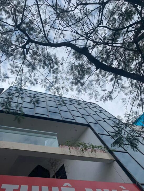 TÒA VĂN PHÒNG HOÀNG CẦU ! Mặt phố – 9 Tầng thang máy – Mặt tiền lớn – View hồ – dòng tiền 4 tỷ/năm.