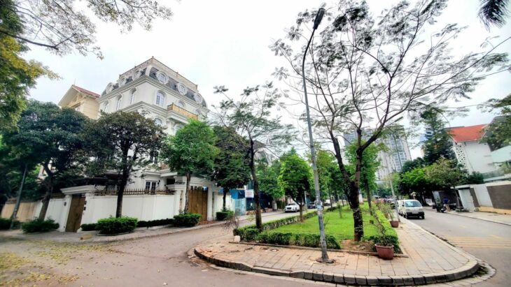 Bán biệt thự vị trí đẹp nhất bán đảo Linh Đàm view hồ, diện tích 254m2, mặt tiền 13m, giá chỉ 70 tỷ