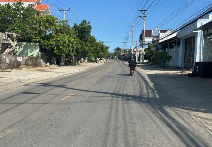 SỞ HỮU ĐẤT ĐẸP Tặng Luôn NHÀ Giá Yêu Thương -Vị Trí Tại : Mặt Tiền tiền đường lớn 21/8 ( QL 27A)