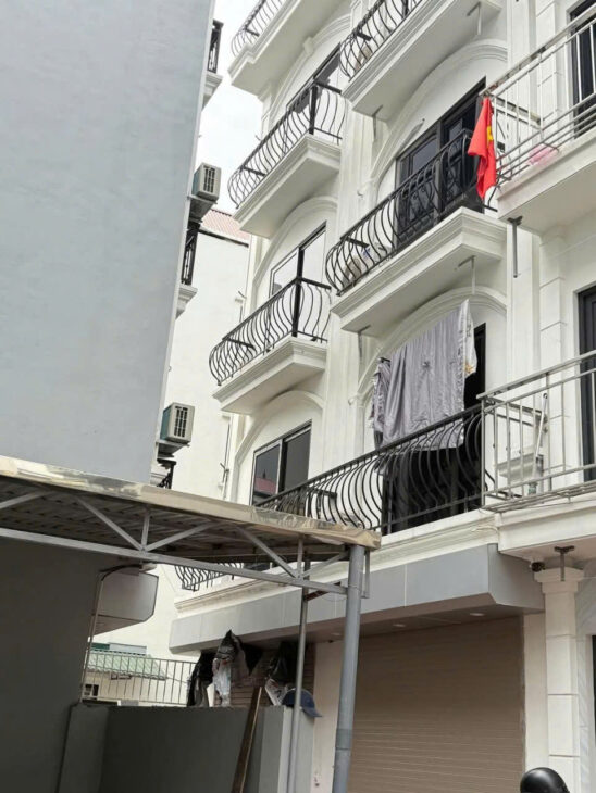 Cho thuê : cho thuê nhà nguyên căn ,ngõ 193 phú Diễn Dt 40m2 , 5tầng 3 ngủ ,4 vs ,1 khách