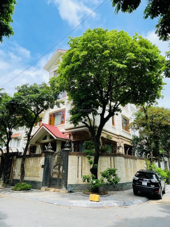 Chỉ 68,5 tỷ sở hữu ngay biệt thự vị trí đẹp nhất bán đảo Linh Đàm, diện tích 255m2, xung quanh là