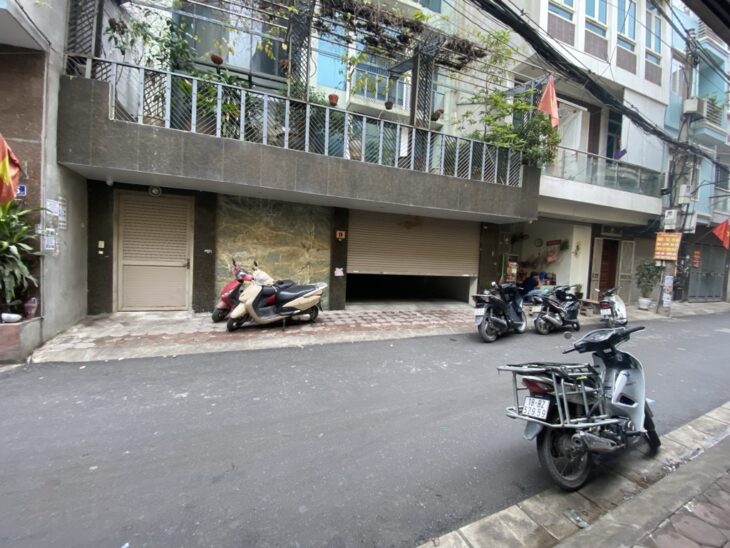 BÁN TÒA NHÀ VĂN PHÒNG HOA BẰNG, CẦU GIẤY 225M2 x MT10 x 6 TẦNG – VỈA HÈ – THANG MÁY – 2 Ô TÔ TRÁNH