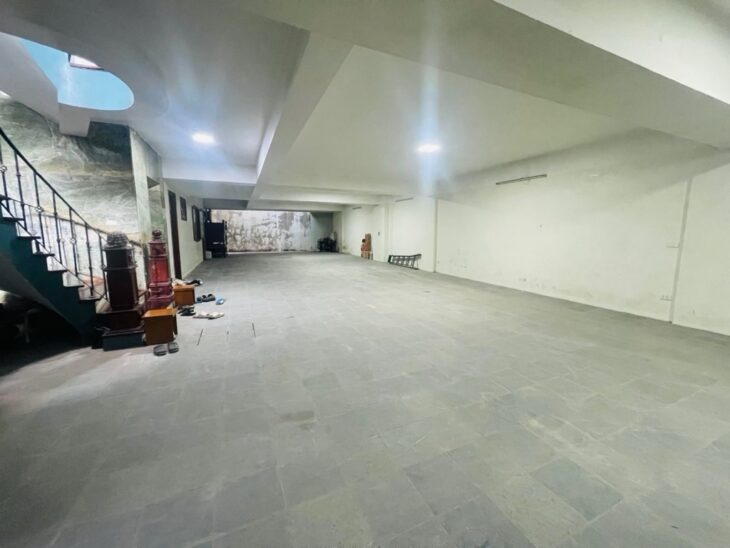 BÁN TÒA NHÀ VĂN PHÒNG HOA BẰNG, CẦU GIẤY 225M2 x MT10 x 6 TẦNG – VỈA HÈ – THANG MÁY – 2 Ô TÔ TRÁNH