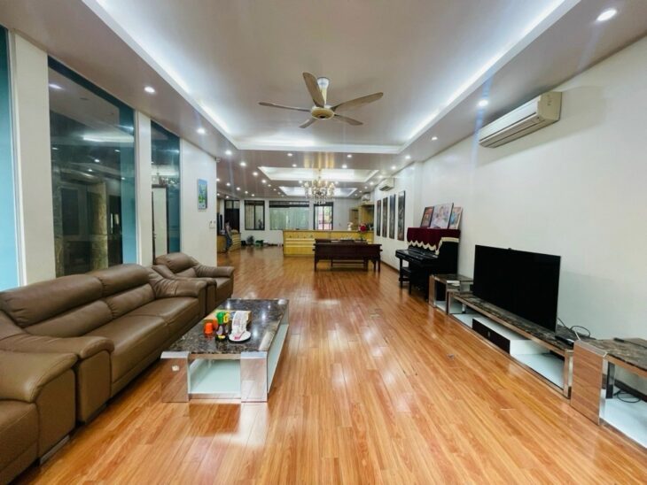 BÁN TÒA NHÀ VĂN PHÒNG HOA BẰNG, CẦU GIẤY 225M2 x MT10 x 6 TẦNG – VỈA HÈ – THANG MÁY – 2 Ô TÔ TRÁNH