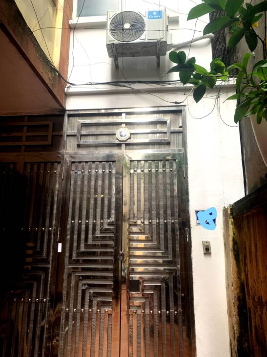 Bán nhà nở hậu, 2 mặt thoáng, ngõ 850 Đường Láng, Đống Đa. DT: 45m2 – 5 tầng. Giá 7,25 tỷ.