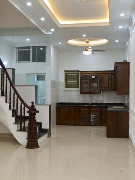 BÁN NHÀ 4 TẦNG- Ô TÔ ĐỖ – TRUNG TÂM LONG BIÊN – 7.9 TỶ