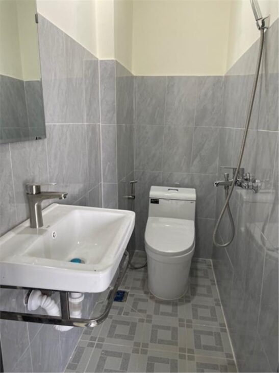 BÁN GẤP NHÀ 2 TẦNG – HẺM XE HƠI – SÁT QUỐC LỘ 13 – GIÁ CHỈ 4.05 TỶ!