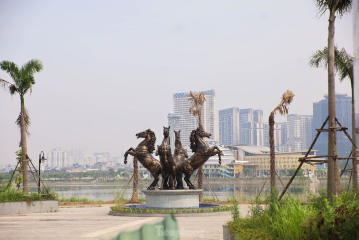 Căn hộ 2 ngủ 2 WC view hồ điều hòa giá rẻ nhất lúc này tại Vinhomes Skylake Phạm Hùng