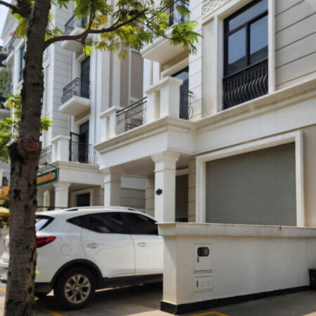 Bán gấp nhà phố 1 trệt 4 lầu áp mái tiếp giáp bến du thuyền Vinhomes Grand Park