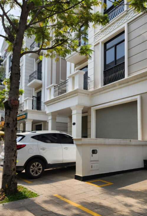 Bán gấp nhà phố 1 trệt 4 lầu áp mái tiếp giáp bến du thuyền Vinhomes Grand Park