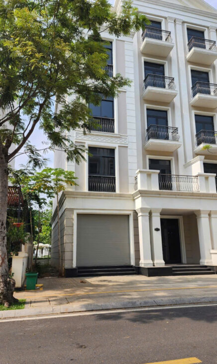Bán gấp nhà phố 1 trệt 4 lầu áp mái tiếp giáp bến du thuyền Vinhomes Grand Park