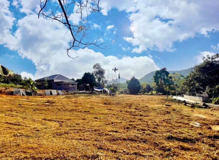 Bán mảnh đất xây nhà vườn nghỉ dưỡng, DT 1500m2 đẹp, thoáng, 2 mặt đường, mặt tiền 27m, có thể chia