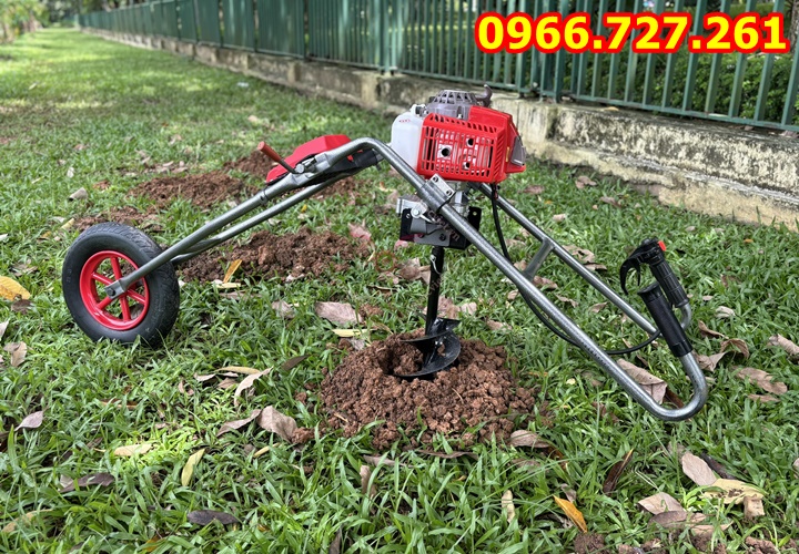 Máy khoan lô đất trồng cây có bánh xe di chuyển đẩy tay chạy xăng