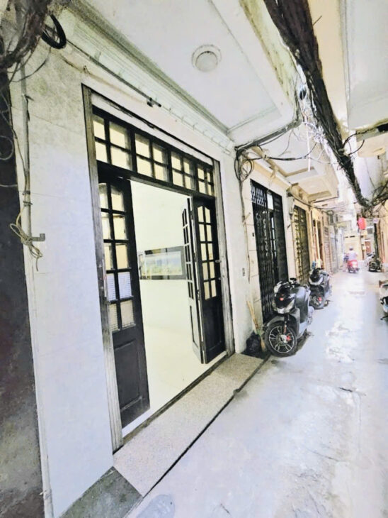 BA ĐÌNH- HIẾM- HƠN 3 TỶ- NHÀ DÂN XÂY- MẶT NGÕ THOÁNG- SÁT HỒ TÂY- GẦN PHỐ- GẦN Ô TÔ TRÁNH Nghĩa