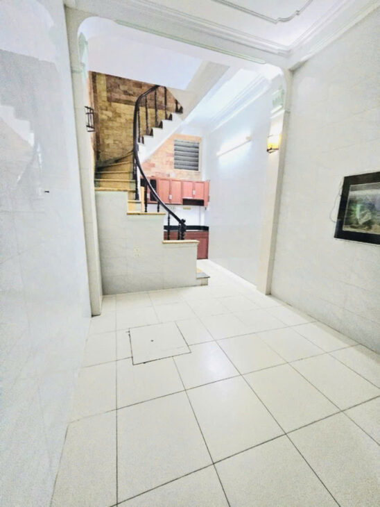 BA ĐÌNH- HIẾM- HƠN 3 TỶ- NHÀ DÂN XÂY- MẶT NGÕ THOÁNG- SÁT HỒ TÂY- GẦN PHỐ- GẦN Ô TÔ TRÁNH Nghĩa