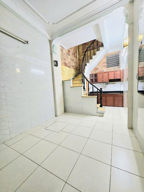 BA ĐÌNH- HIẾM- HƠN 3 TỶ- NHÀ DÂN XÂY- MẶT NGÕ THOÁNG- SÁT HỒ TÂY- GẦN PHỐ- GẦN Ô TÔ TRÁNH Nghĩa