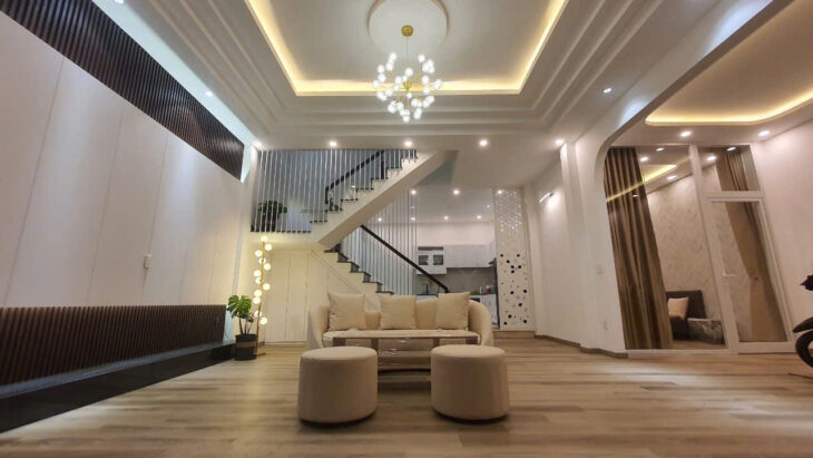 Bán nhà 4 tầng đường 5m sau lưng mặt tiền biển đường Hoàng Sa.Dt 8,8m x 12m.