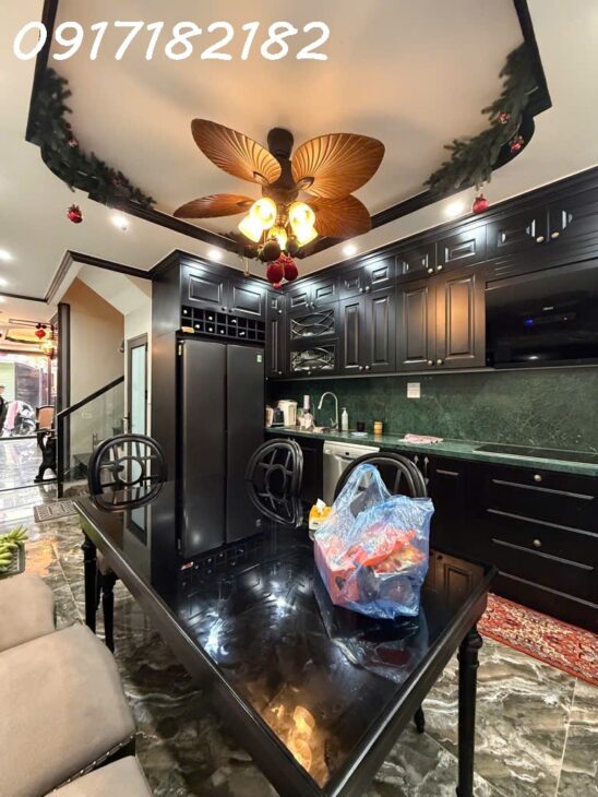 Siêu phẩm nhà PHÚC ĐỒNG NGUYỄN VĂN LINH 6 tầng bể cá koi thang máy full nộit thất cao cấp