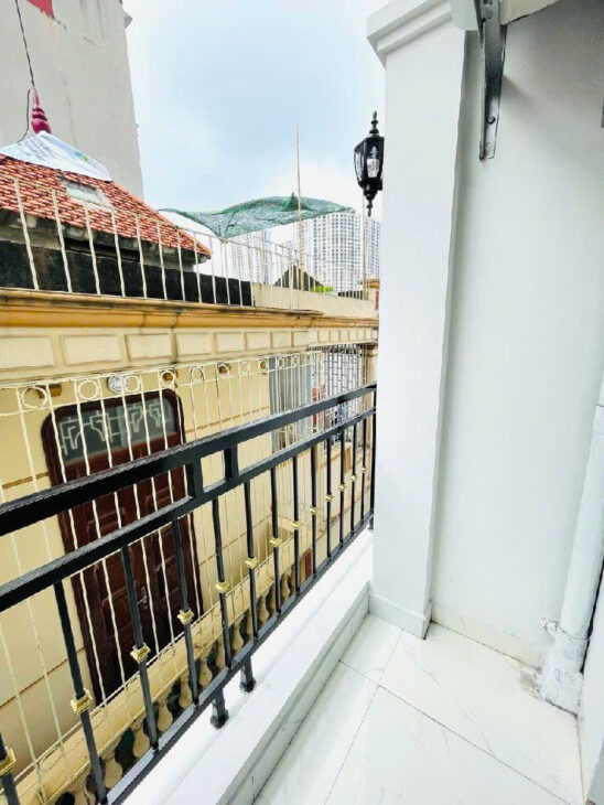 Bán siêu phẩm CHDV đường Láng, 94m2, lô góc, thang máy, dòng tiền 1 tỷ/năm, chỉ 18.8 tỷ!